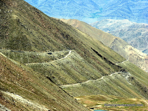 Road climbing towards Chang La