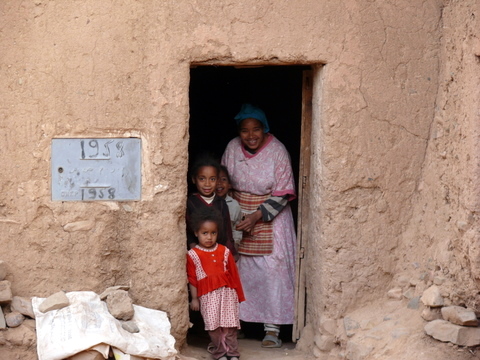 A squatter and her children on old Agdz